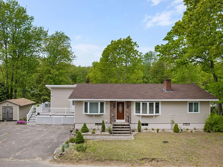 Laurene Dr — Photo 33