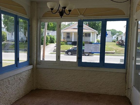 3rd image of 411 N Clairmont Ave