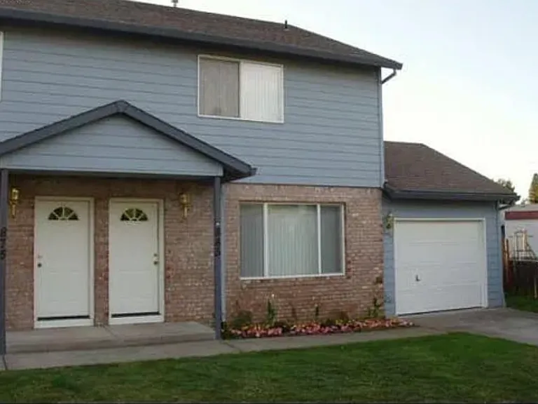885 NE Scott Ct — Photo 2