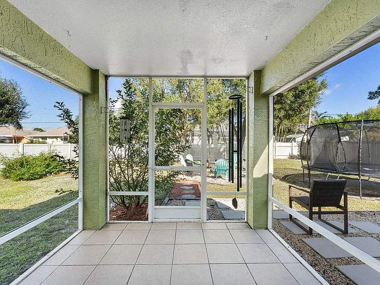 655 SE Ron Rico Ter — Photo 13