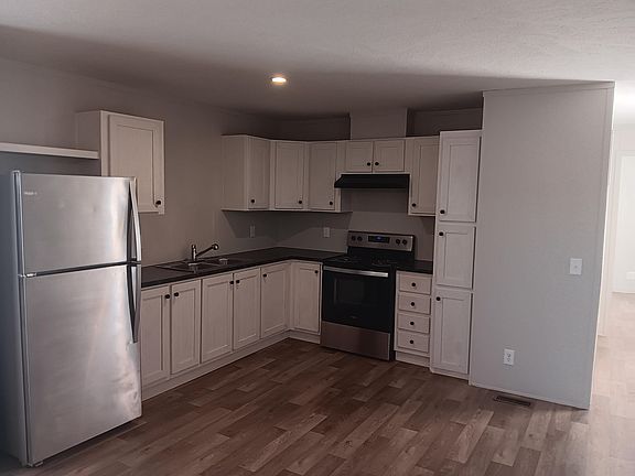 2nd image of 208 Carriage Lane Est