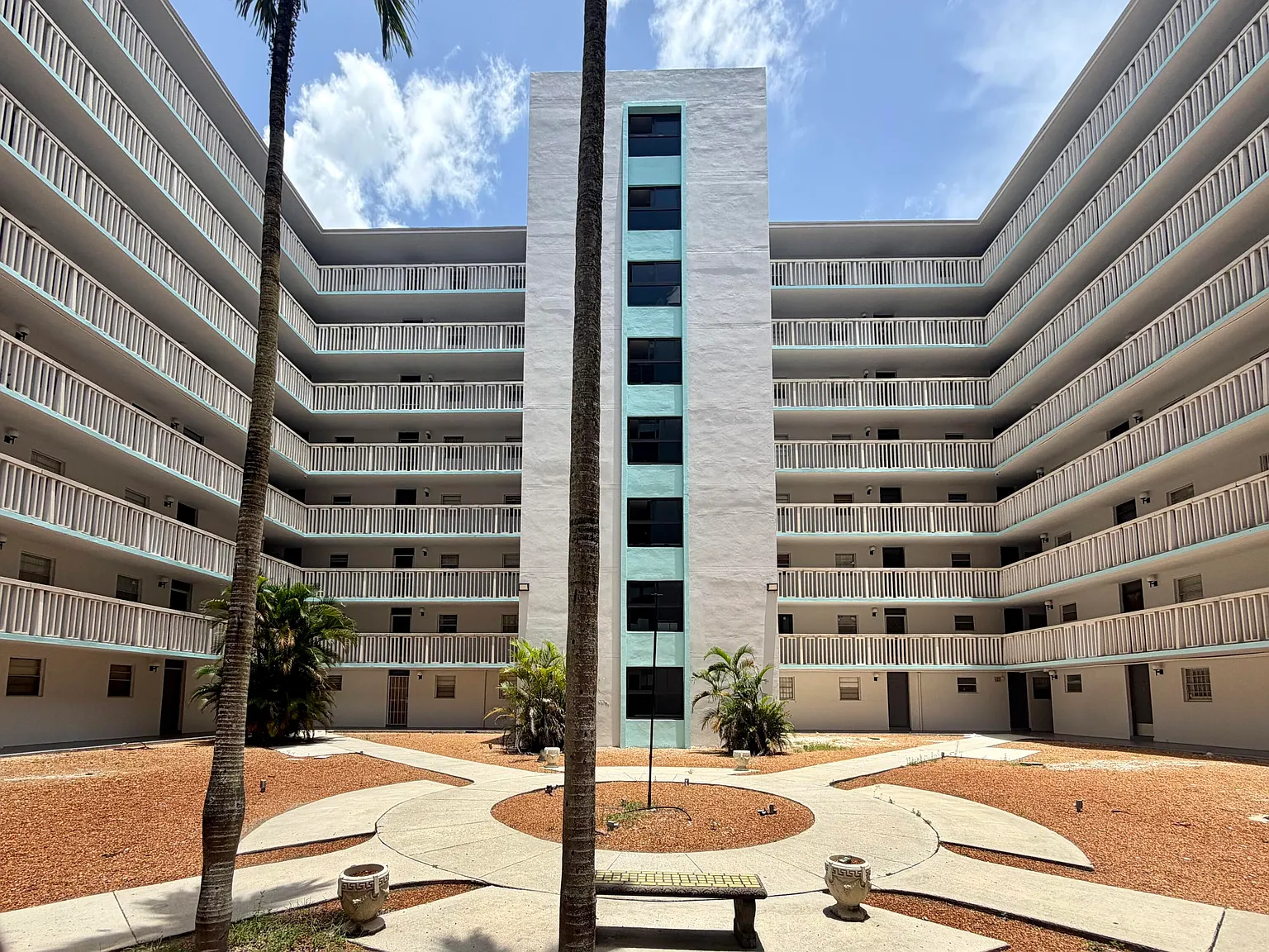 Parkway Towers — Photo 1