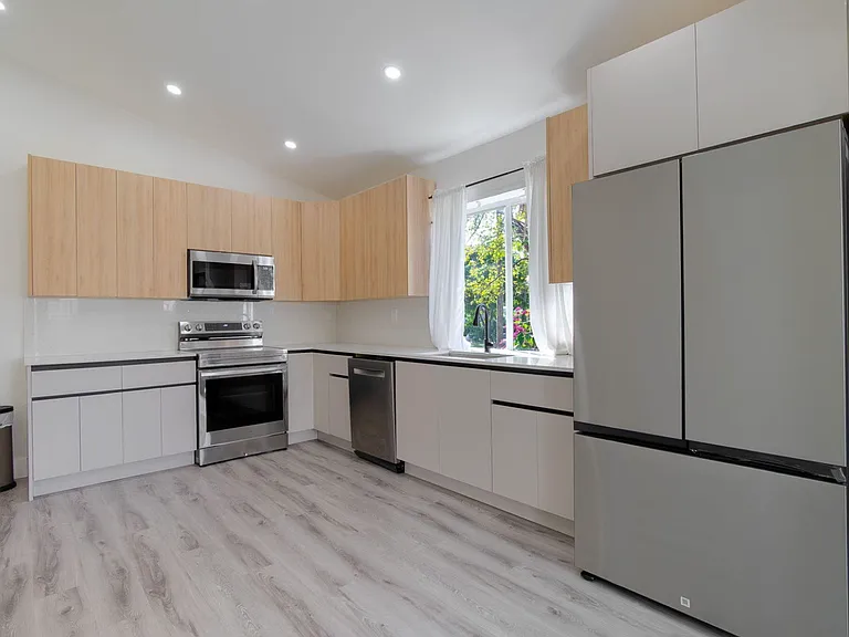 113 SE 8th Ave — Photo 1