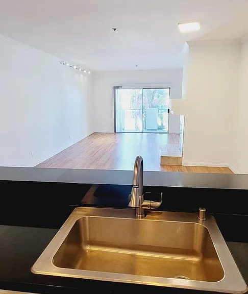 1031 N Crescent Heights Blvd — Photo 6
