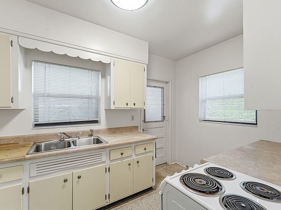 3rd image of 707 SE 18th Street #1-2