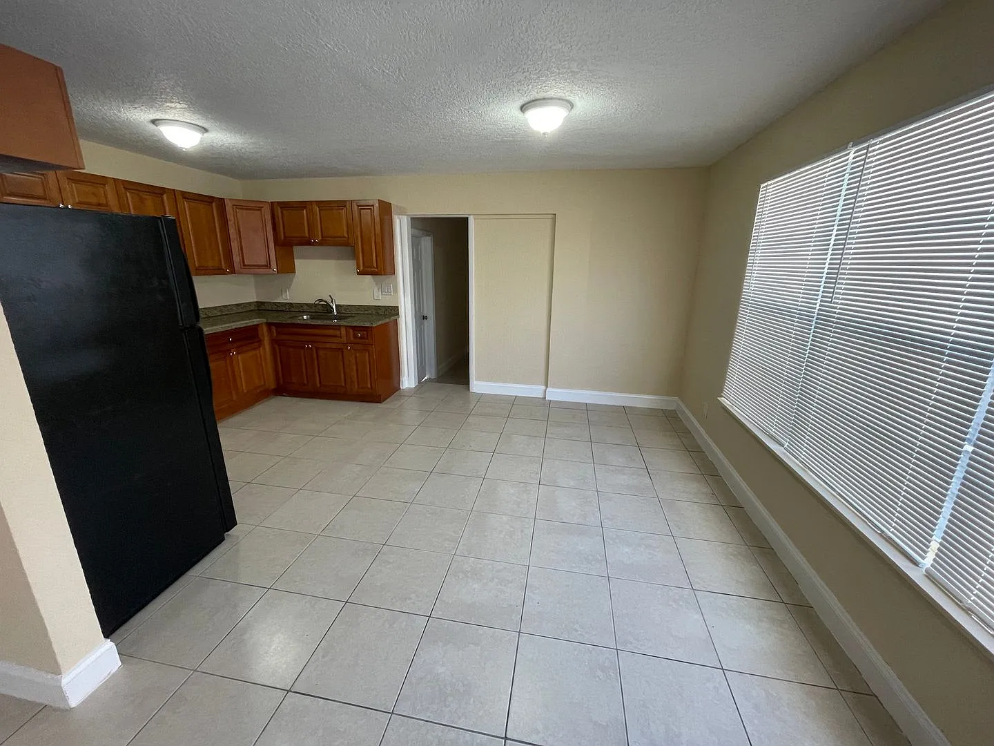 4/2 Home for rent, all tile floor, granite counter tops, new cabinetry, central ac. — Photo 2