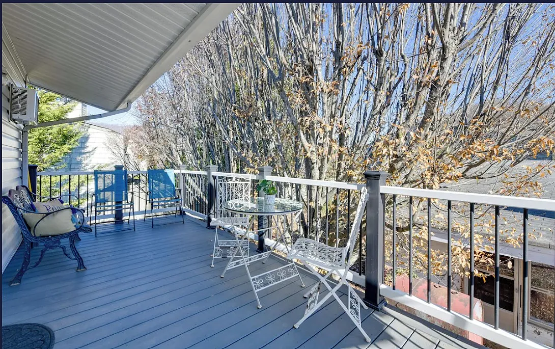 Studio, 300 sqft, $975 — Photo 2