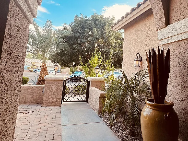 372 W Amoroso Dr — Photo 14