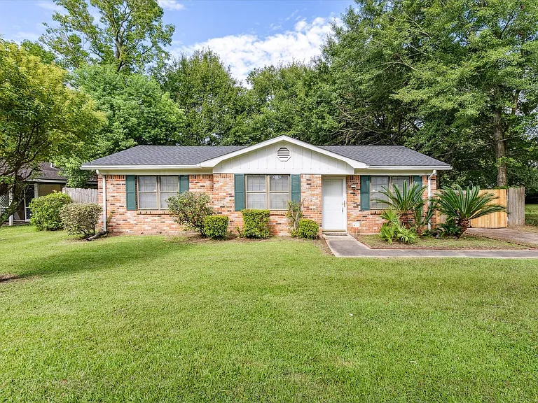 504 Farnell Ln — Photo 1