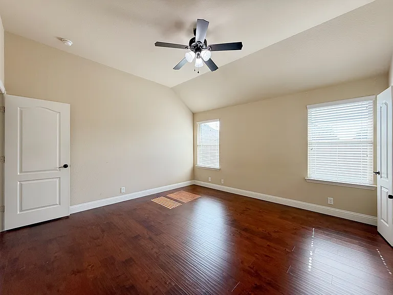 4303 Oak Bluff Dr — Photo 21