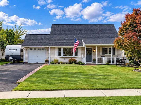 204 Elderberry Dr, Levittown, PA 19054