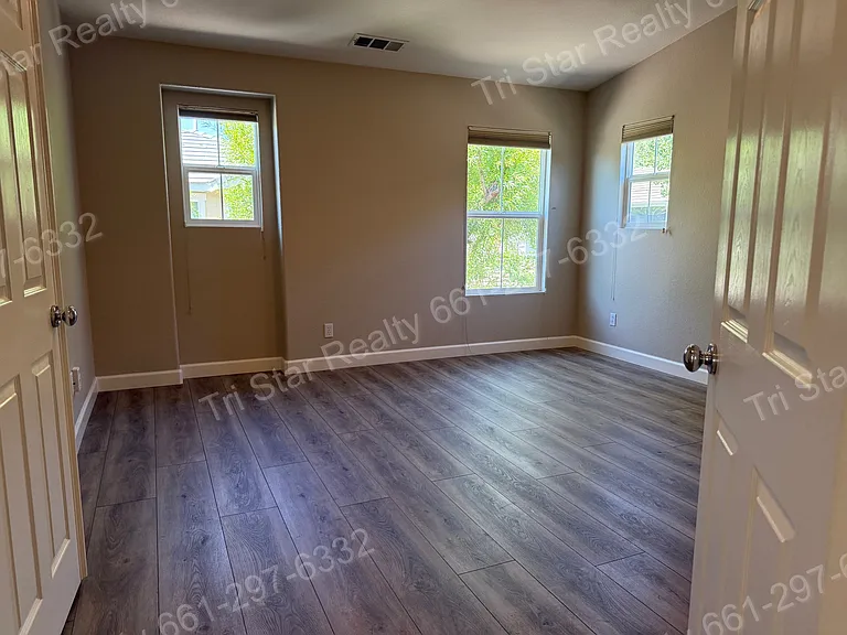 27350 Dearborn Dr — Photo 15