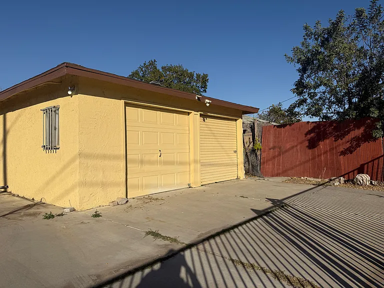 820 E C St — Photo 16