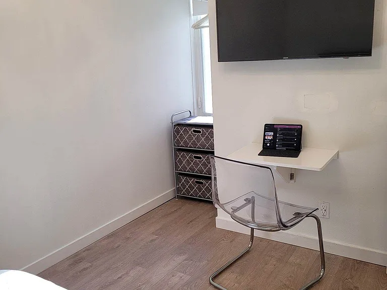 1054 Dufferin St #2 — Photo 11
