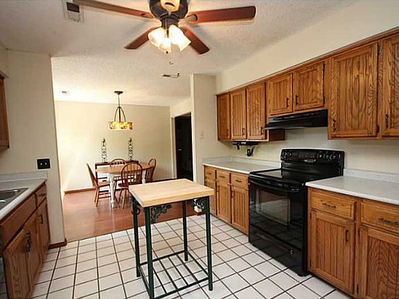 4th image of 2104 SE 9th St