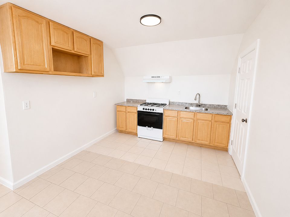 1st image of 259 S 6th St APT 3