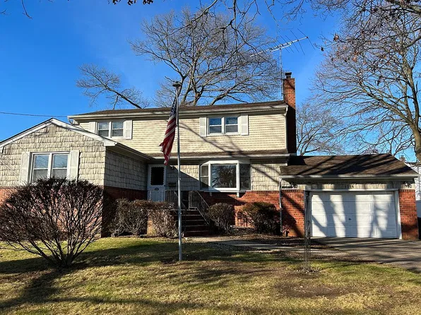 1314 13th St, West Babylon, NY 11704