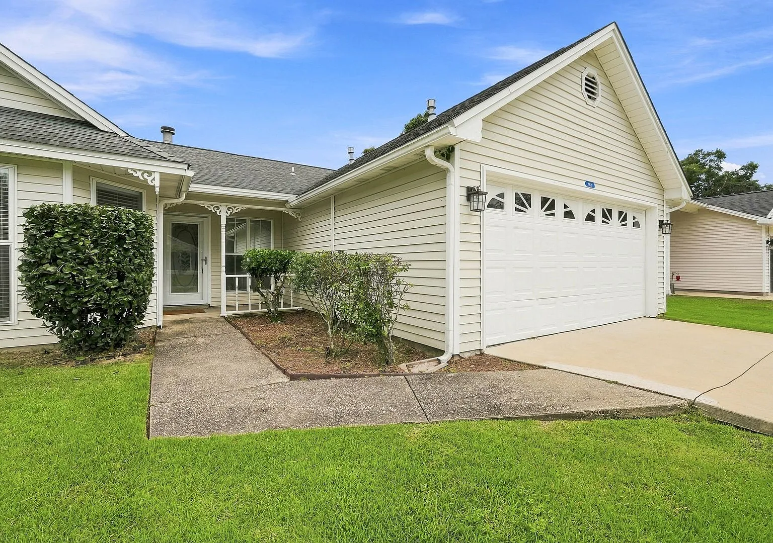 Charming 3 Bedroom in Blue Pine Village! — Photo 2