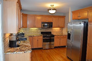 3rd image of 12 Waterview Dr