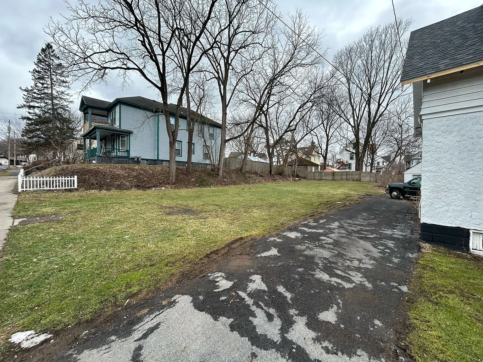 4 bed, 1560 sqft, $2,000 — Photo 2