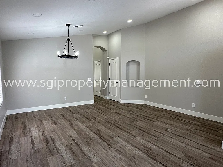 2523 W White Feather Ln — Photo 2