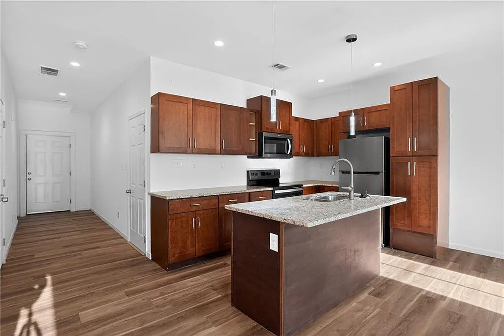 3 bed, 2.5 bath, 1426 sqft, $1,990 — Photo 4