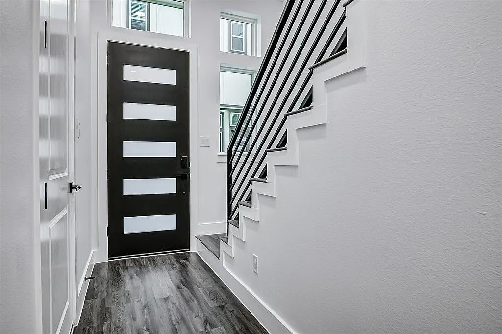 3 bed, 3.5 bath, 2255 sqft, $3,200 — Photo 3