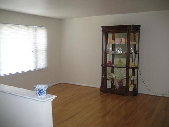 2nd image of 932 Pedigo Ln