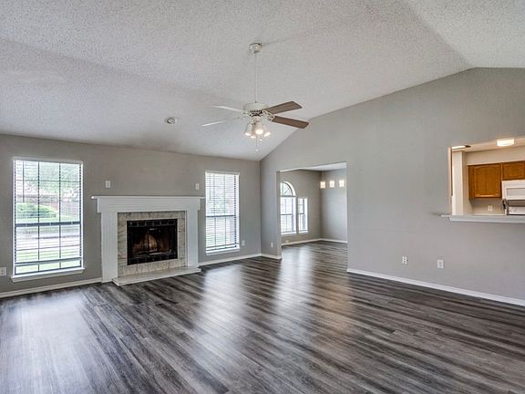 3rd image of 824 Simon Dr