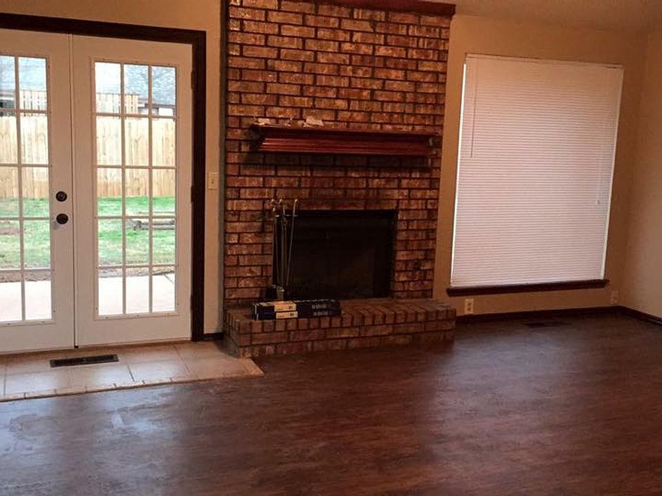 Beautiful floors/brand new French back doors