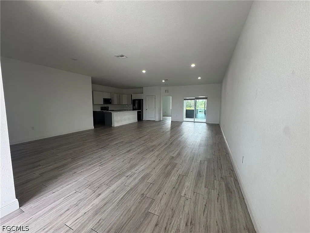 3 bed, 2.0 bath, 1731 sqft, $2,400 — Photo 3