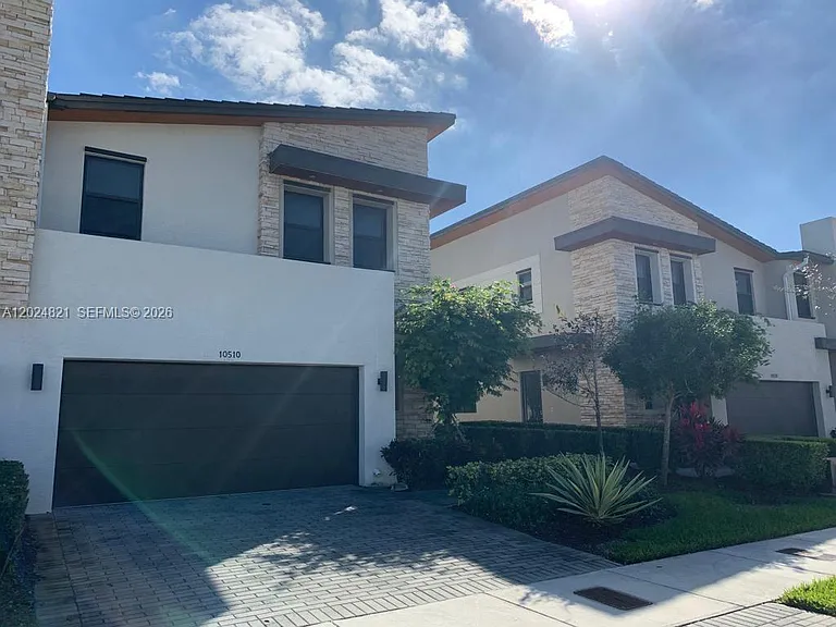 10510 NW 78th Ter #10510 — Photo 2