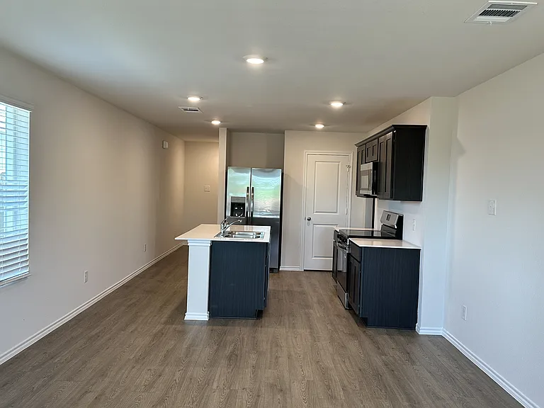 1157 Northfield Dr — Photo 2