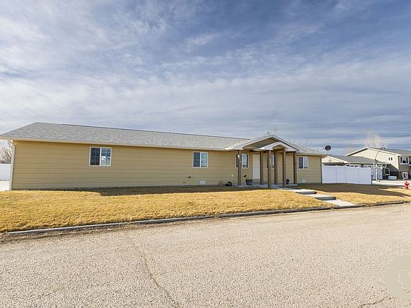 3rd image of 2490 Trask Cir