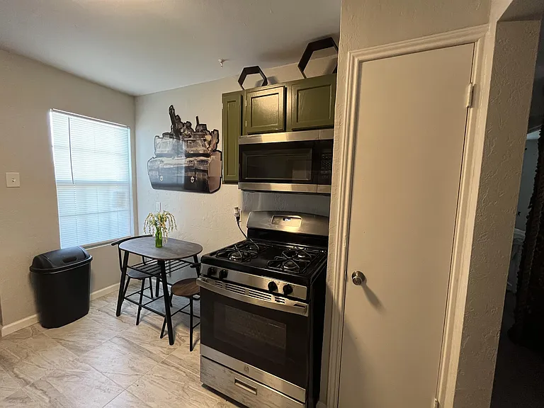 1115 NW Ozmun Ave #1 — Photo 3