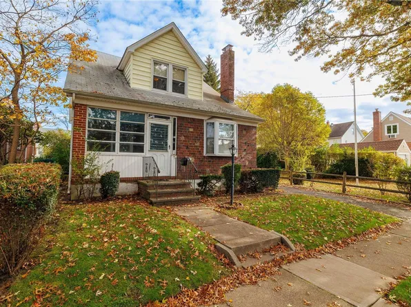 121 Hawthorne Avenue, Floral Park, NY 11001