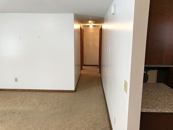 3rd image of 570 Simons Dr
