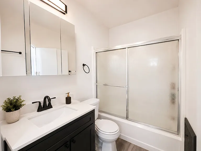 2150 N Beachwood Dr #10 — Photo 9
