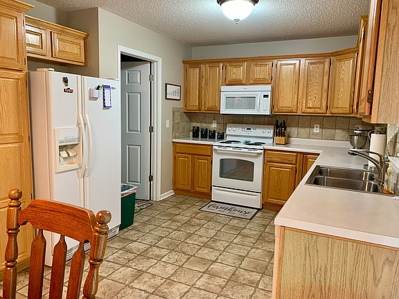 2nd image of 705 Sunset Dr