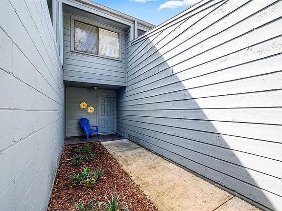 3rd image of 3012 NW 28th Cir