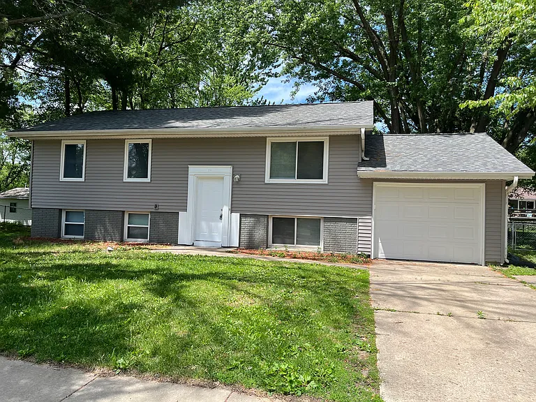 24 Regal Ln — Photo 1