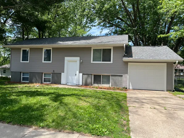 24 Regal Ln, Iowa City, IA 52240