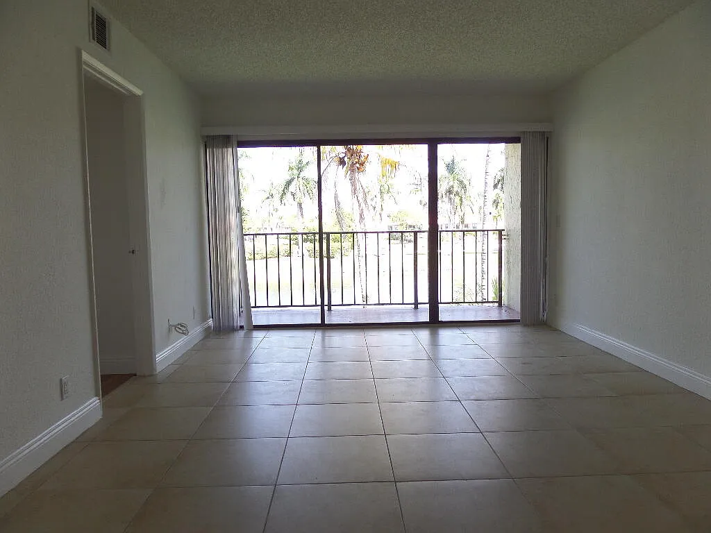 2 bed, 2.0 bath, 904 sqft, $1,900 — Photo 3