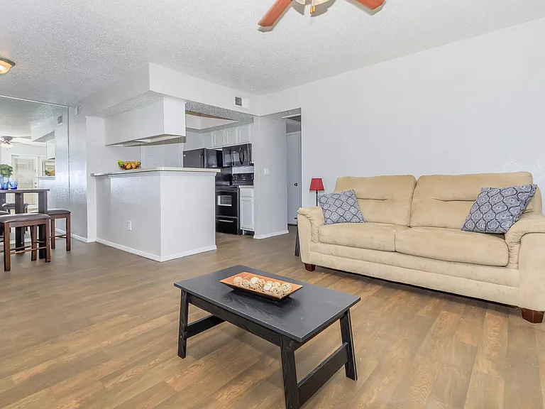 Lincoln Glens Apartments — Photo 23