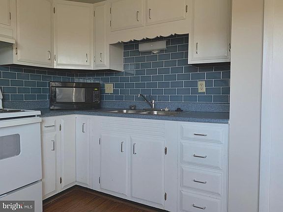 3rd image of 904 Bellows Ave