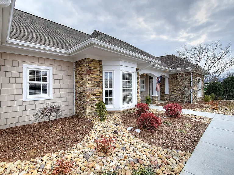 209 University Pkwy #10 — Photo 4