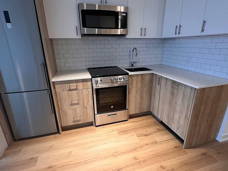 1195 The Queensway #1003 — Photo 4