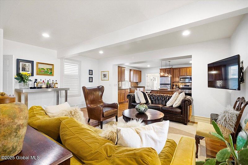 4th image of 166 Lincoln Avenue