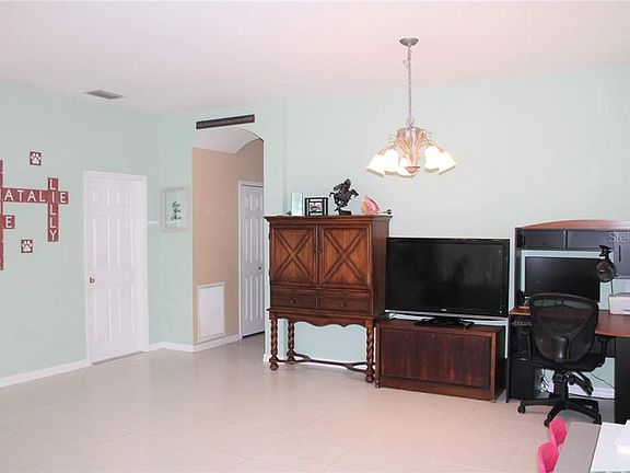 5th image of 317 Burchington Dr