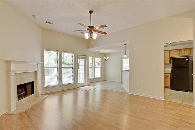 3 bed, 2.0 bath, 1301 sqft, $1,650 — Photo 2